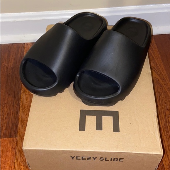 yeezy slides black